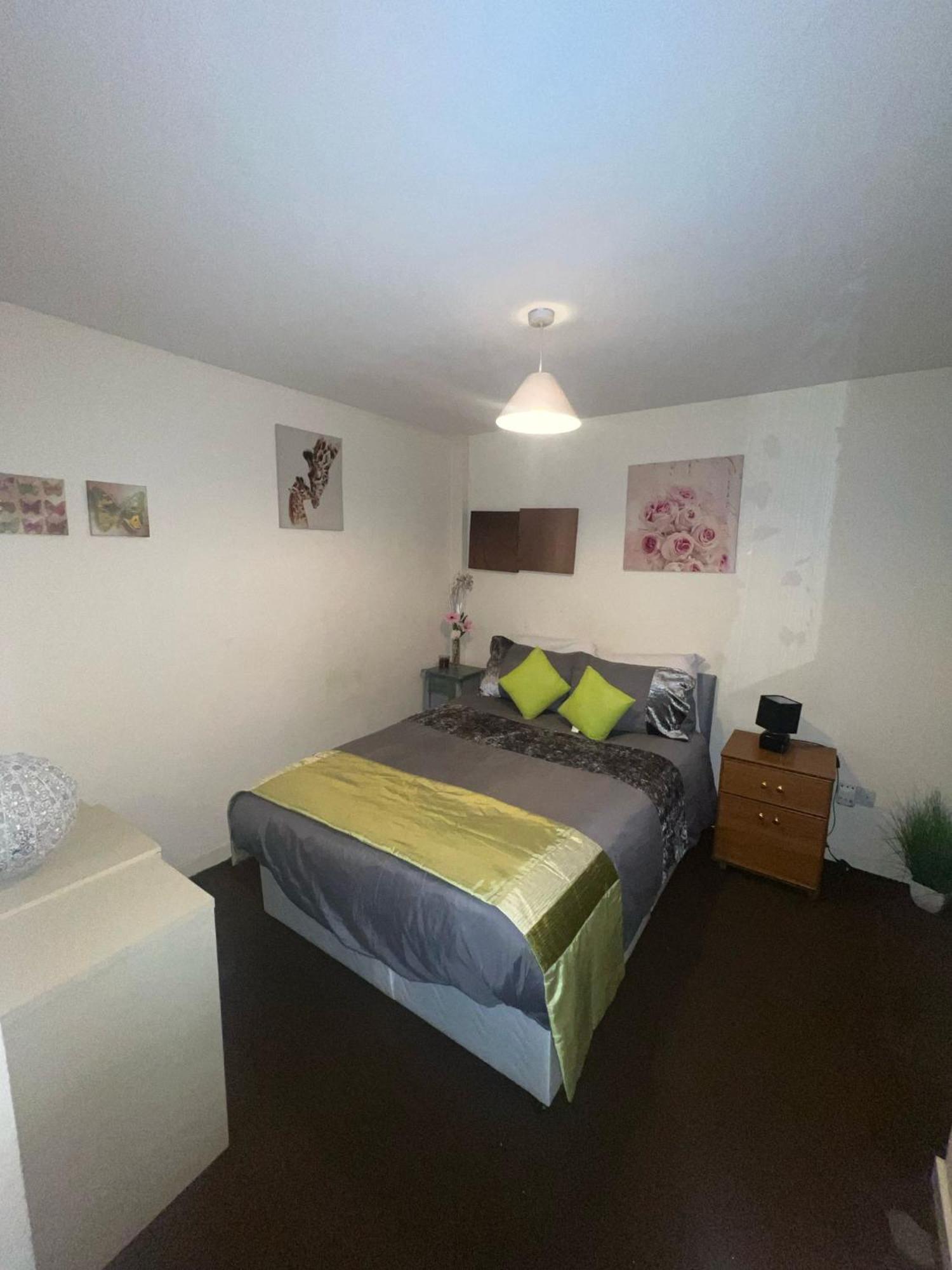 Lovely Double Room With Private Bathroom And Double Room With Shared Toilet & Parking Free — Photos 2
